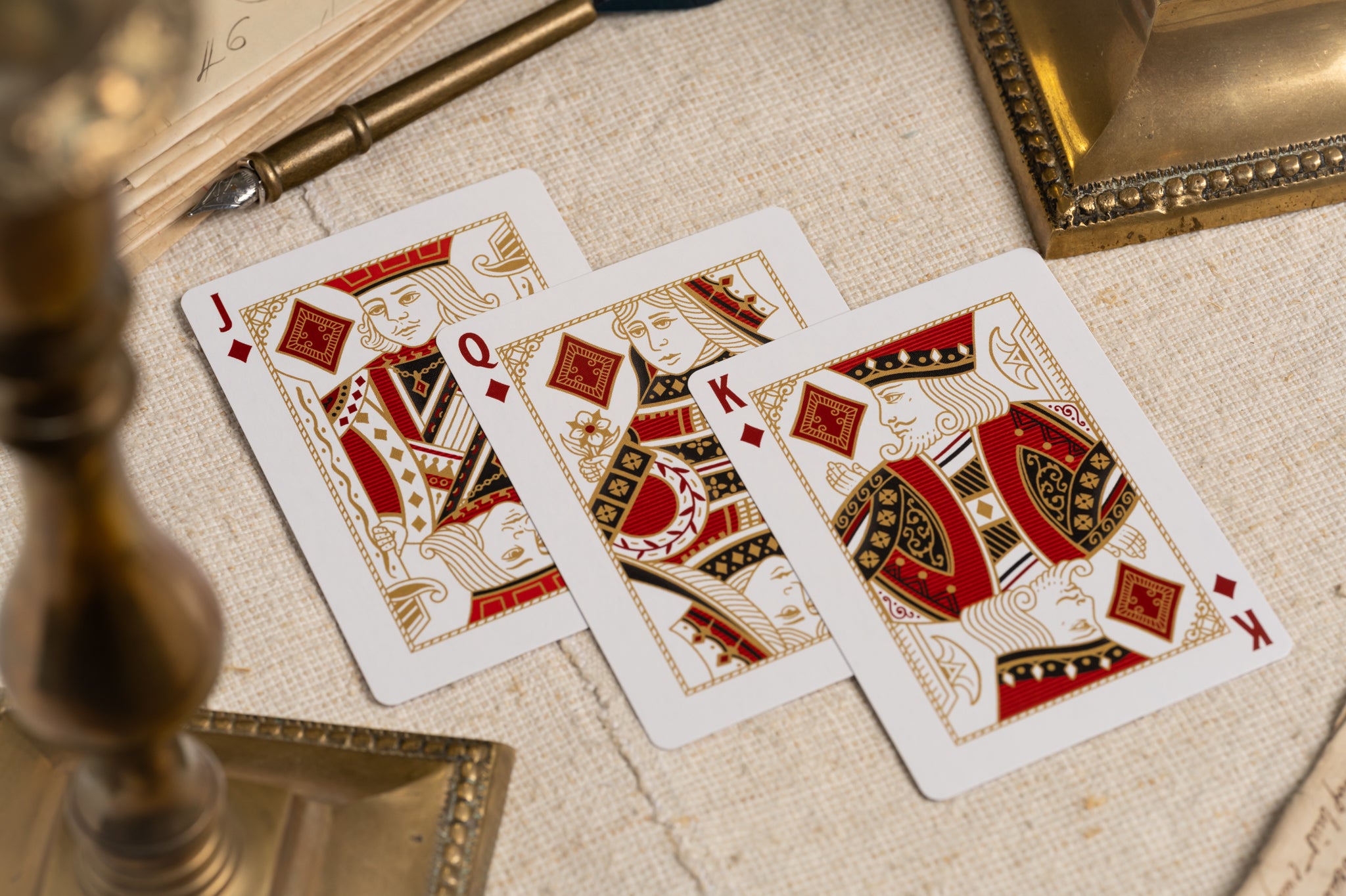 トランプ Lit playing cards v1 v2 gilded GILDED TCI Clubhouse Playing Cards (White & Gold) - The Card Inn
